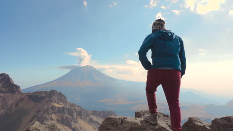 Excursionista-De-Hombres-Mirando-El-Volcán-Humeante