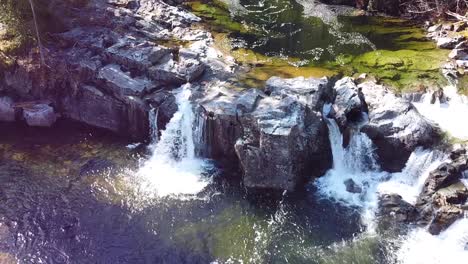 Agua-Verde-De-La-Cascada-De-Las-Cataratas-Del-Río-Kennedy-En-La-Isla-De-Vancouver,-Canadá