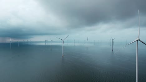 Windkraftanlage-2-Niederlande-IJsselmeer-Mit-Schweren-Wolken