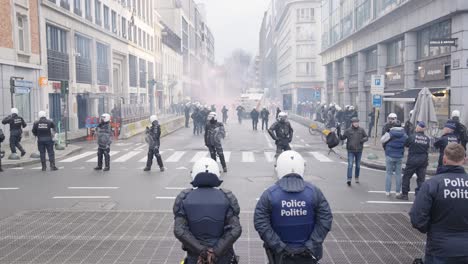 La-Policía-Vigila-Las-Calles-Con-Los-Manifestantes-Encienden-Fuegos-Artificiales-Durante-La-Protesta-Contra-Las-Medidas-Del-Coronavirus-En-Bruselas,-Bélgica