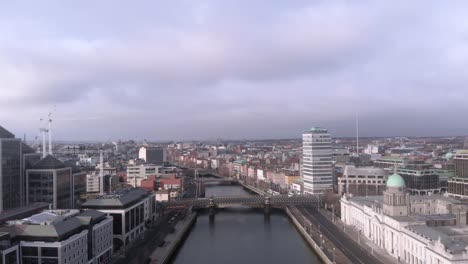 Drone-shot-of-the-River-Liffey,-Dublin,-Ireland