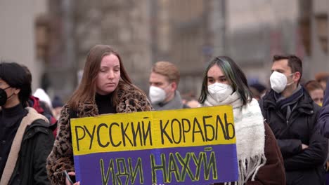 Menschen-Drücken-Ihre-Unterstützung-Für-Die-Ukraine-Bei-Einer-Anti-Kriegs-Demo-In-München-Aus,-Nachdem-Russland-In-Die-Ukraine-Einmarschiert-Ist