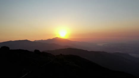 Heller-Goldener-Sonnenuntergang-über-Der-Bergkette