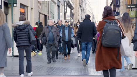 Gente-De-Diferentes-Razas-Y-Culturas-Caminando-En-La-Calle-Comercial-Rue-Neuve-En-Bruselas,-Bélgica