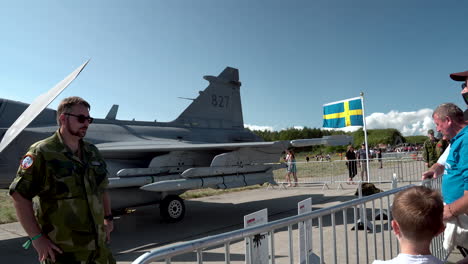 Pilot-Der-Schwedischen-Luftwaffe-In-Militäruniform,-Der-Vor-Dem-Flugzeug-Saab-Jas-39-Gripen-Auf-Der-Gdynia-Aerobaltic-2021-Airshow-Steht