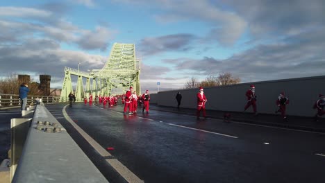 Wohltätigkeits-Santa-Dash-Marathon-Vergnügungslauf-über-Die-Runcorn-Silver-Jubilee-Bridge