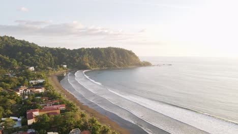 Hermosa-Y-Pintoresca-Playa-De-Surf-En-Jaco,-Costa-Rica,-Durante-Una-Impresionante-Puesta-De-Sol-Dorada