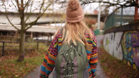 Mujer-Con-Ropa-Colorida-Caminando-Por-La-Zona-Urbana-De-Bristol,-Reino-Unido