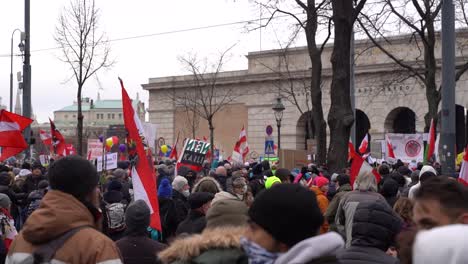 Große-Menschenmenge-Bei-Regierungsfeindlichen-Protesten-Gegen-Corona-In-Wien