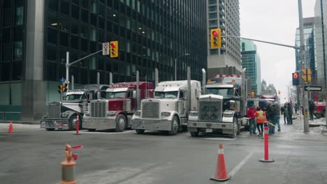 Lastwagen-Blockieren-Die-Straße-Während-Des-Freiheitskonvois-In-Der-Innenstadt-Von-Ottawa-In-Ontario,-Kanada