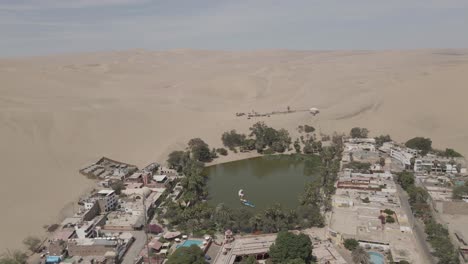 El-Oasis-De-Huacachina-En-Perú-Sustenta-Una-Pequeña-Industria-Turística-En-El-Desierto