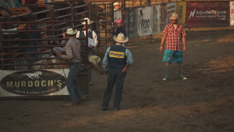 Cowboys-Nehmen-An-Einem-Steer-Wrestling-Wettbewerb-Beim-Montana-Rodeo-Teil
