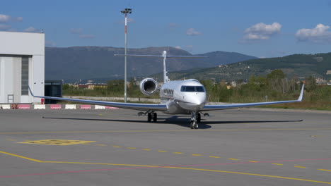 El-Jet-Privado-Insignia-G650er-De-Gulfstream-Sale-De-La-Pista-Estático