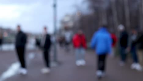 Menschen,-Die-In-Zeitlupe-Auf-Einer-Straße-Laufen