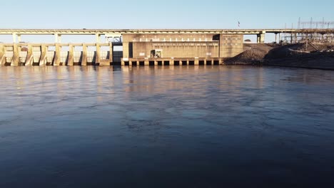 Niedriger-Schuss-über-Dem-Tennessee-River-Mit-Blick-Auf-Den-Chickamauga-Hydroelectric-Dam-In-Chattanooga