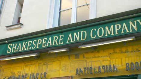 Front-Of-The-Legendary-Bookstore-Of-Shakespeare-and-Company-In-Paris,-France