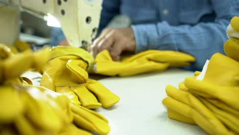 Nahaufnahme-Eines-Schneiders,-Der-Modedesigner-Handschuhe-In-Der-Produktionsausbeute-Näht