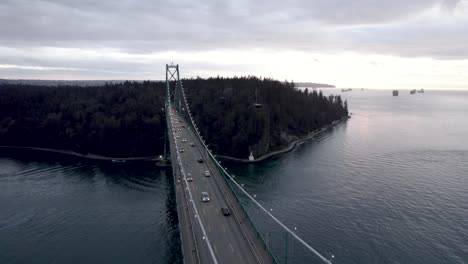Cars-driving-along-famous-Lions-Gate-Bridge,-Vancouver-in-Canada