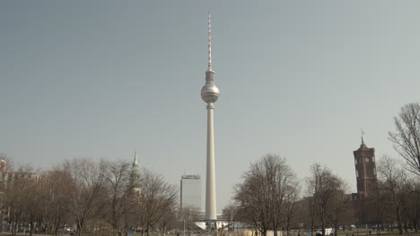 Wide-shot-of-the-Berliner-Fernsehturm-on-a-sunny-day
