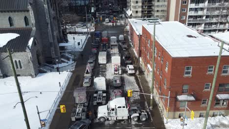 The-street-is-blocked-by-cars-and-trucks-of-protesters-against-the-covid-measures---Toronto,-Canada
