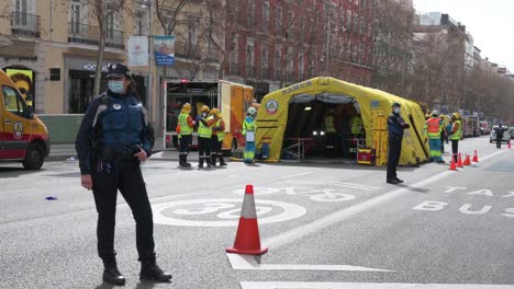 Un-Oficial-De-Policía-Se-Mantiene-Alerta-Frente-A-Un-área-Acordonada-Durante-Un-Simulacro-De-Evacuación-De-Emergencia-Médica-Y-Policial-En-Madrid,-España