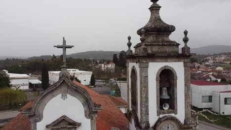 Pequeña-Iglesia-Católica-En-El-Pueblo-En-El-Interior-De-Portugal---Europa,-Vista-De-Drones-Desde-Lo-Alto-De-La-Torre