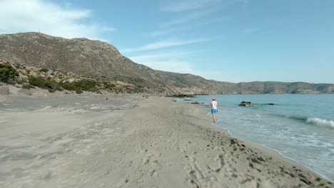 Strandreise---Frau,-Die-Auf-Sandstrand-Von-Kedrodasos,-Griechenland,-Geht