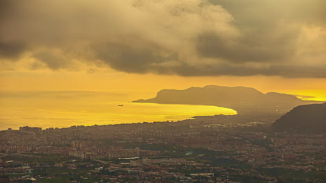Zeitrafferaufnahme-Von-Fliegenden-Wolken-über-Der-Stadt-Palermo-Während-Der-Sonnenuntergangszeit-Auf-Sizilien