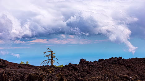 Monte-Etna,-Sicilia,-Italia---Vista-De-Cerca-Del-Suelo-Del-Cráter-De-La-Montaña-Previamente-En-Erupción-Durante-El-Día-Con-Nubes-Blancas-Pasando-En-Timelapse