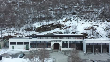Edificio-Principal-De-La-Central-Hidroeléctrica-De-Borgund-En-Noruega---La-Antena-Se-Mueve-Lentamente-Hacia-Atrás-Desde-El-Primer-Plano-Hasta-La-Descripción-General---Produce-985-Gwh-De-Electricidad-Al-Año