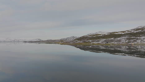 Norwegen-Küstenhügelhänge,-Die-Sich-In-Glattem-Fjordwasser-Spiegeln,-Luft