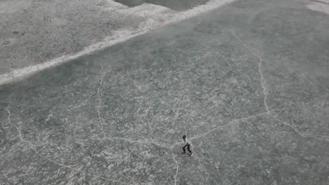 Gente-Patinando-Sobre-Hielo-En-El-Lago-Khalti-Congelado-En-El-Valle-De-Ghizer