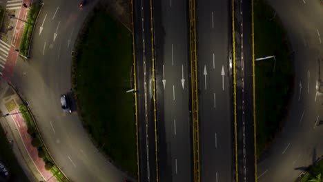 Perspektive-Einer-Verkehrsreichen-Autobahn-Bei-Nacht-Und-Eines-Kreisverkehrs-Unterhalb-Einer-Hochstraße