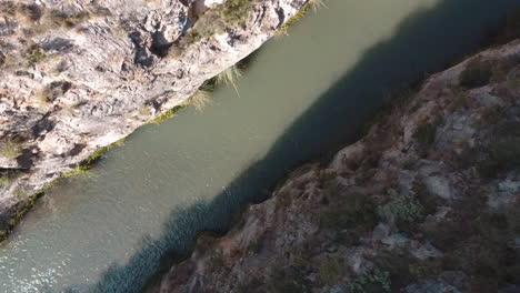 Drohne-Fliegt-über-Den-Fluss-In-Valencia,-Spanien