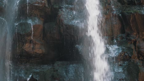 Dunkler-Wasserfall-Felswand-Nahaufnahme-Erschossen