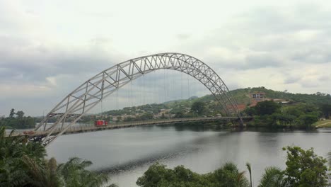 Cruce-Del-Puente-Adomi-En-Ghana,-áfrica