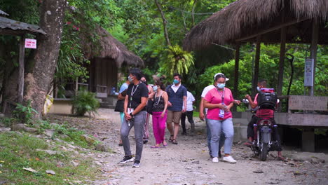 Turistas-Con-Mascarilla-Caminando-En-Una-Isla-Con-Pandemia-De-Covid-19