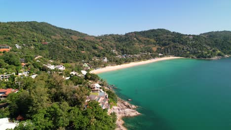 Leerer-Tropischer-Strand-Mit-Weißem-Sand,-Umgeben-Von-Grünen-Bergen-Und-Klarem-Türkisfarbenem-Wasser-Am-Kata-strand-An-Einem-Sonnigen-Tag-In-Phuket-Thailand
