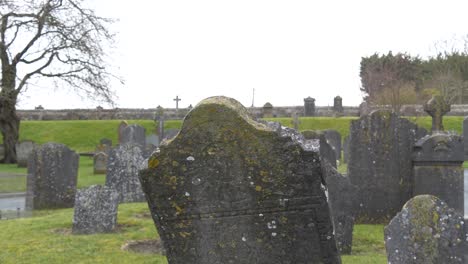 Mohos-Y-Musgo-En-Lápidas-En-Cementerio-Abandonado-En-El-Condado-De-Kilkenny,-Irlanda
