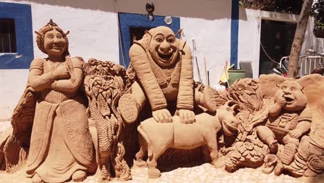 Toma-Panorámica-De-Una-Escultura-De-Arena-En-Albufeira,-Algarve,-Portugal
