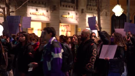 Jóvenes-Multitudes-Caminando-Por-Las-Calles-Y-Protestando-Por-Los-Derechos-De-Las-Mujeres