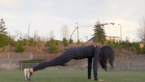 Athletisches-Mädchen-Yoga-Pose-Mit-Nach-Unten-Gerichtetem-Hund-Zu-Spiderman-Liegestützen