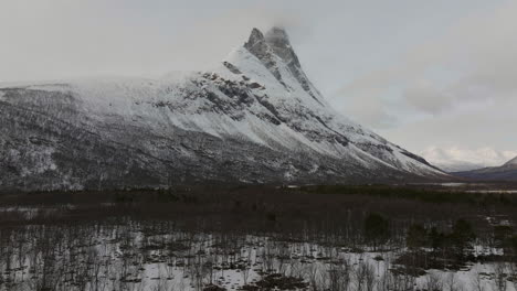 Volando-Sobre-El-Bosque-Hacia-La-Montaña-Otertinden-Cubierta-De-Nieve-En-El-Norte-De-Noruega