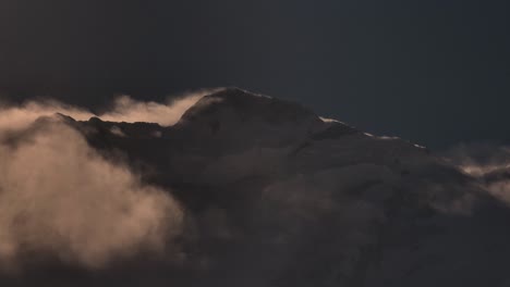 Hermoso-Paisaje-De-Montaña-Nevada-Con-Nubes-Moviéndose-Cerca