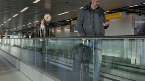 Aeropuerto-De-Amsterdam-Timelapse-Personas-Caminando-Por-La-Cámara-Roja-De-Cámara-Lenta-De-Aeropuerto-4k