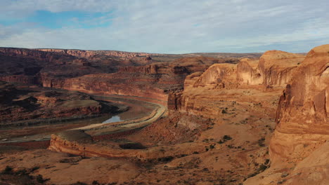 Schöne-Rote-Klippen,-Die-über-Dem-Colorado-Fluss-Im-Grand-Canyon-National-Park,-Arizona,-Usa,-Hochragen