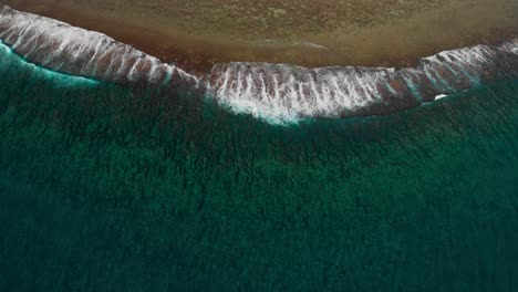 Meereswellen-Prallen-Von-Einem-Korallenriff-In-Der-Wunderschönen-Lagune-Der-Insel-Raratonga-Ab