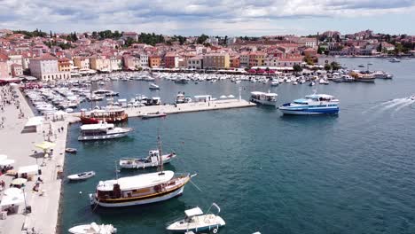 Rovinj-Harbor-in-Istria,-Croatia---Aerial-of-Boulevard,-Restaurants-and-Boats