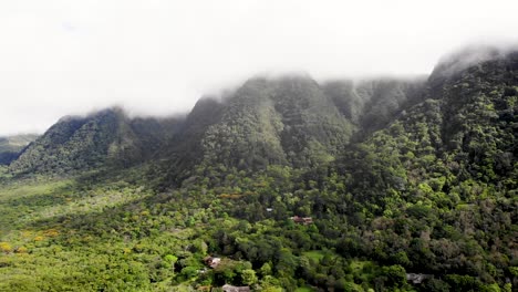 Las-Nubes-Cubren-Las-Paredes-Del-Cráter-Volcánico-Extinto-Del-Valle-De-Antón-En-El-Centro-De-Panamá,-Toma-Aérea-Izquierda-De-La-Muñeca