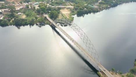 Cruce-Del-Puente-Adomi-En-Ghana,-áfrica
